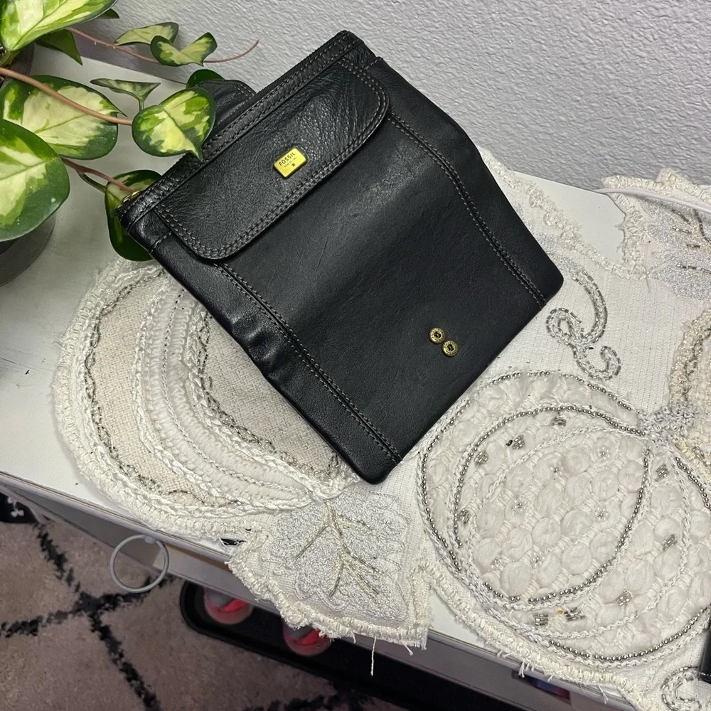 EUC Fossil Emma Pebbled Leather Bi-Fold Wallet Clutch